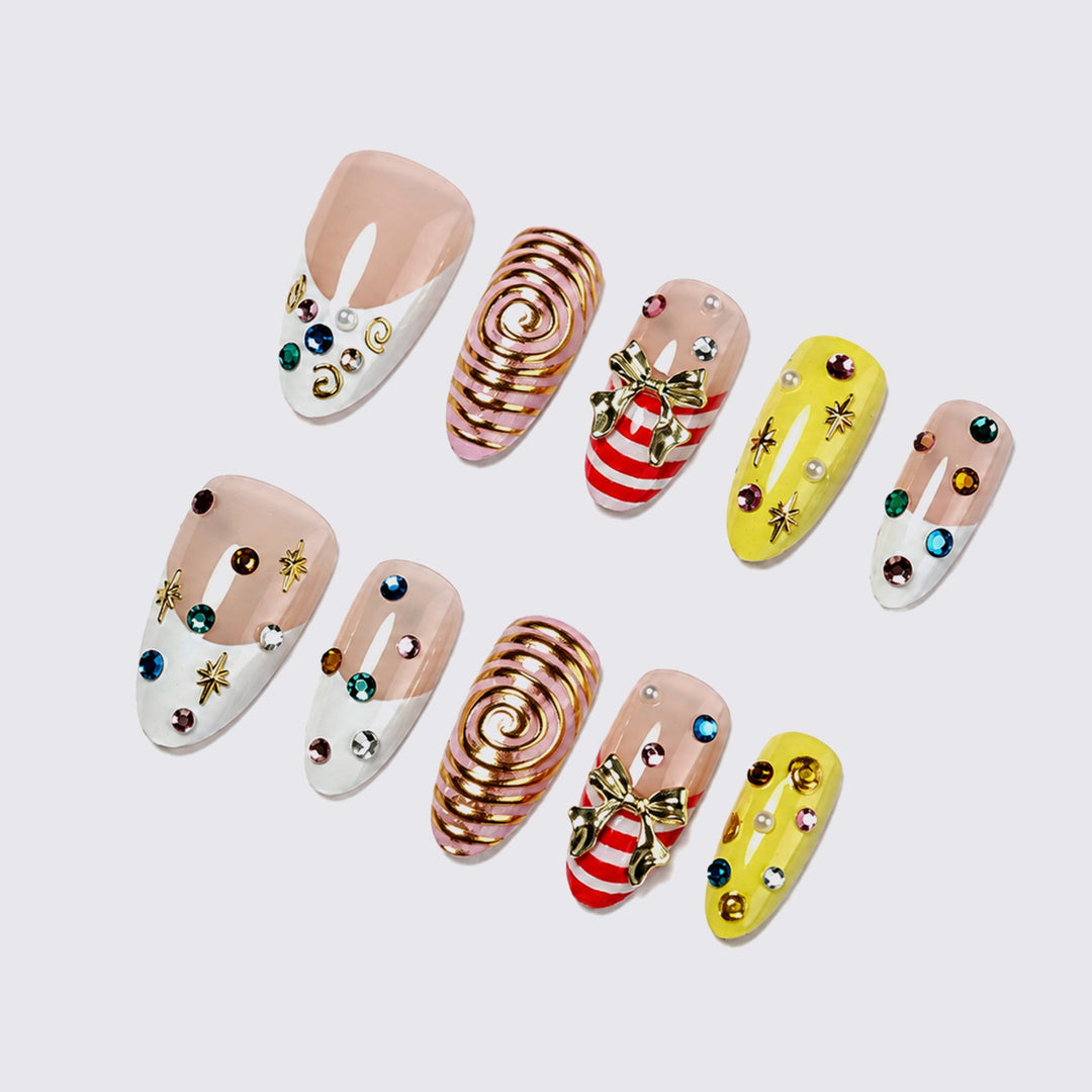 Glamouröses Kunstnagelset mit verspielten Designs und funkelnden Akzenten Karnz