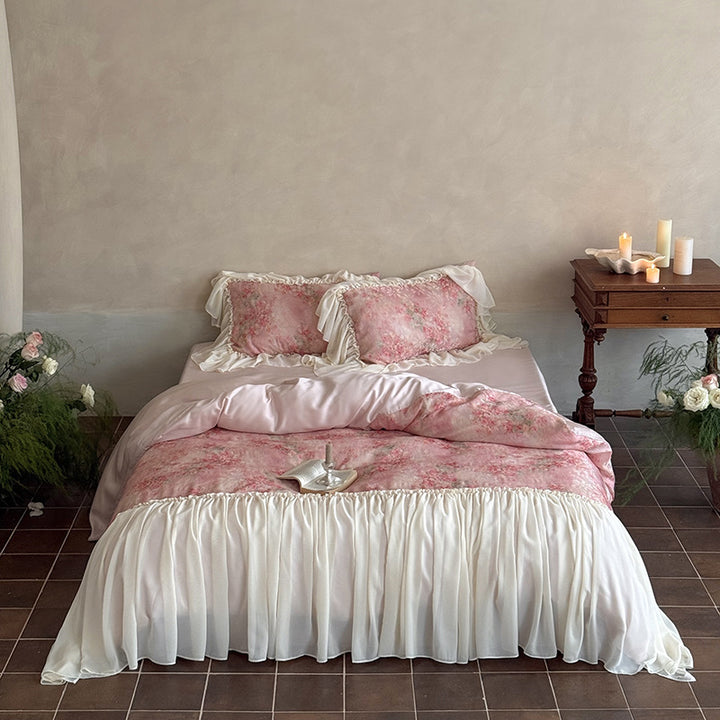 Romantische Satin-Bettwäschegarnitur mit floralem Aquarellprint und üppigem Chiffon-Volant