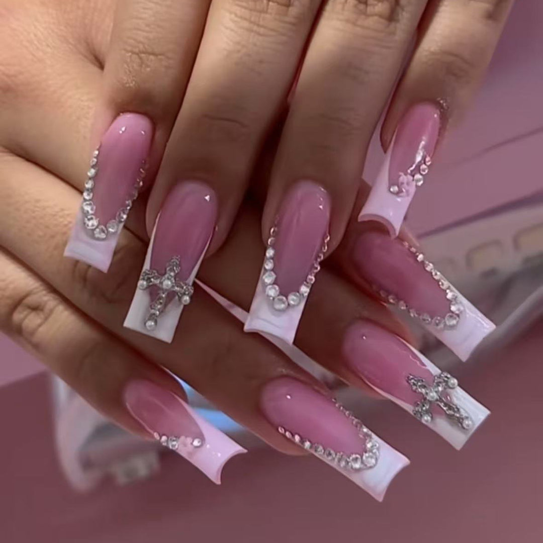 Kunstnagelset mit glamourösen Strassverzierungen und eleganten französischen Spitzen Karnz