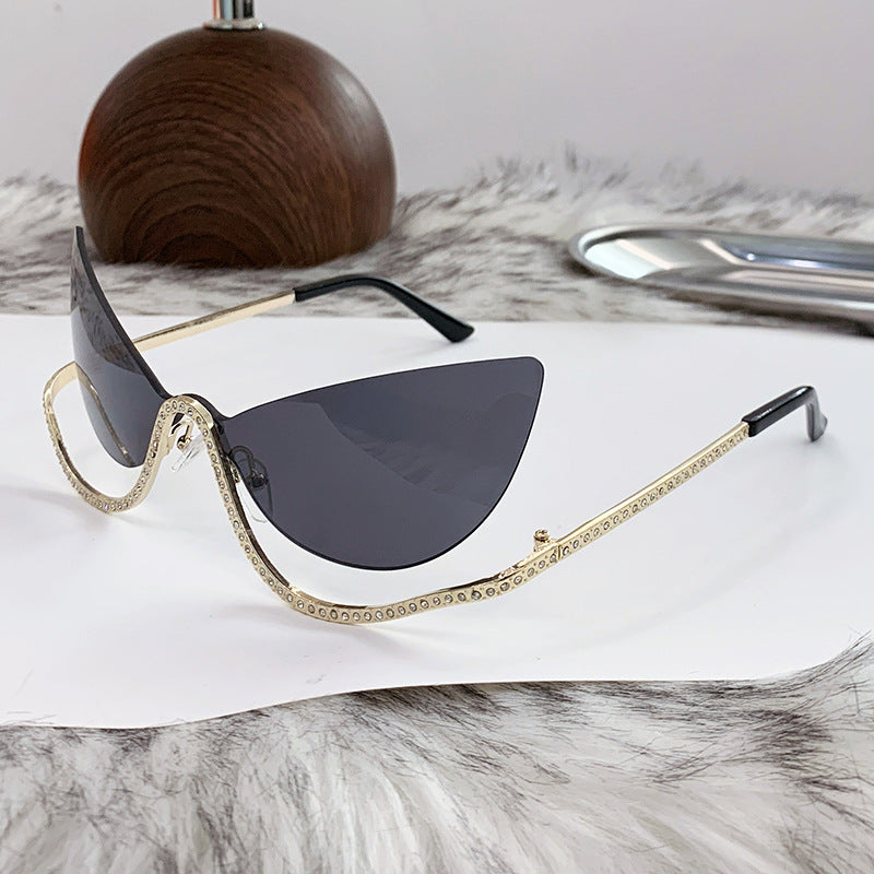 Damen extravagant geformte Cat-Eye Sonnenbrille mit funkelnden Applikationen Karnz