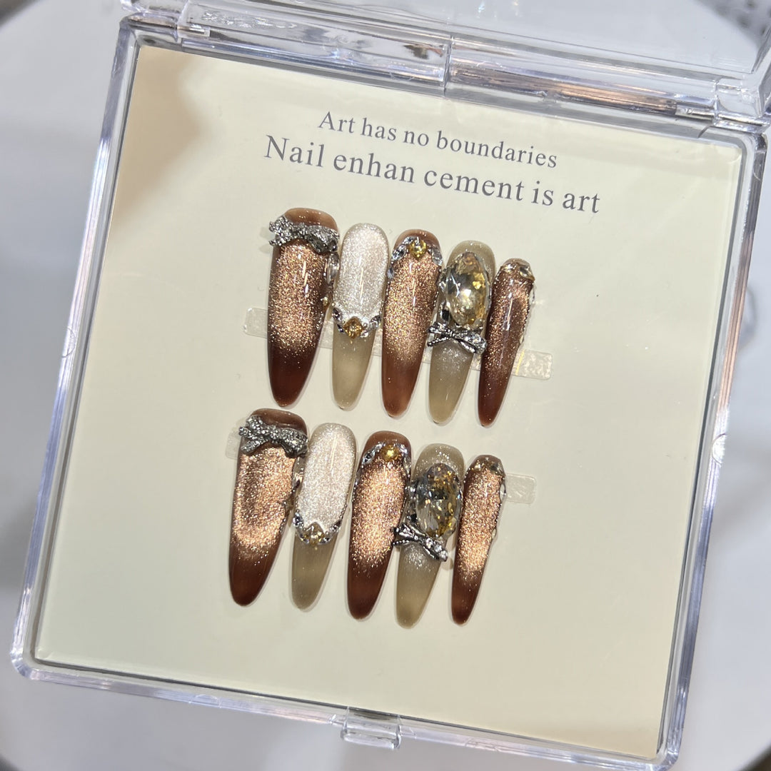 Künstlerisches Stiletto Press-On Nagelset mit Edelsteinakzenten Karnz