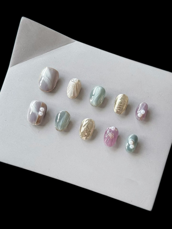 Künstlerisches Press-On-Nagelset mit natürlichen Marmor designs