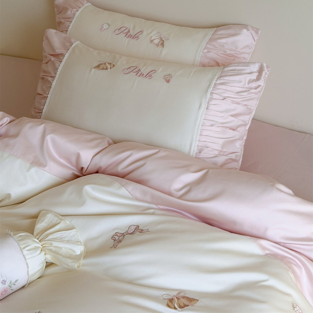 Pastell Erdbeer-Motiv Baumwoll-Satin Bettdeckenbezug Set mit Rüschenschonbezügen und dekorativem Bolster