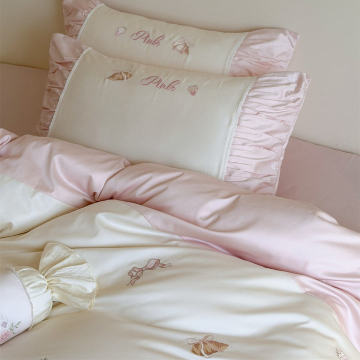 Pastell Erdbeer-Motiv Baumwoll-Satin Bettdeckenbezug Set mit Rüschenschonbezügen und dekorativem Bolster