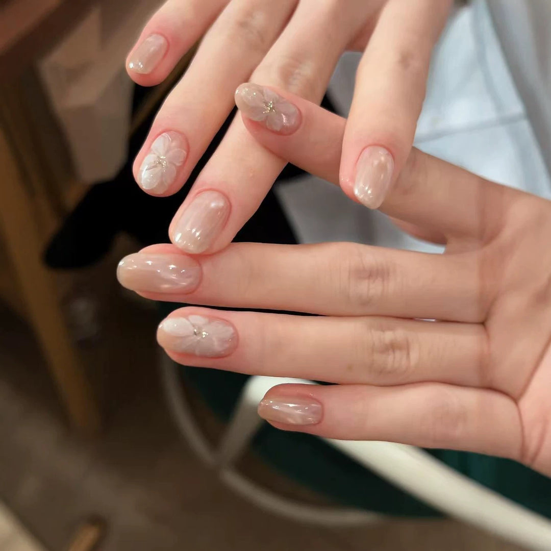 Künstlerische florale Press-On Nagelverzierungen