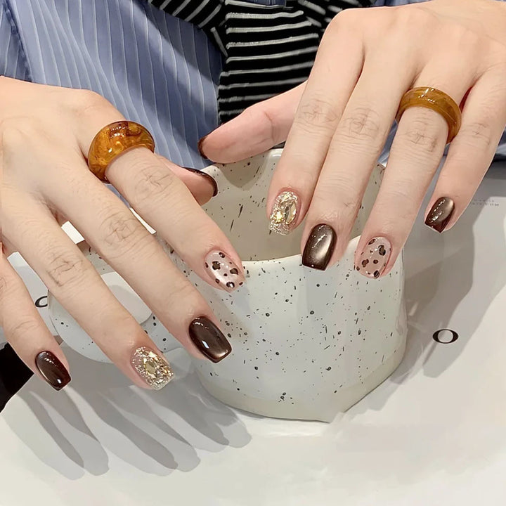 Kunstnägel mit Elegantem Glitzer- und Leopardenmuster Karnz