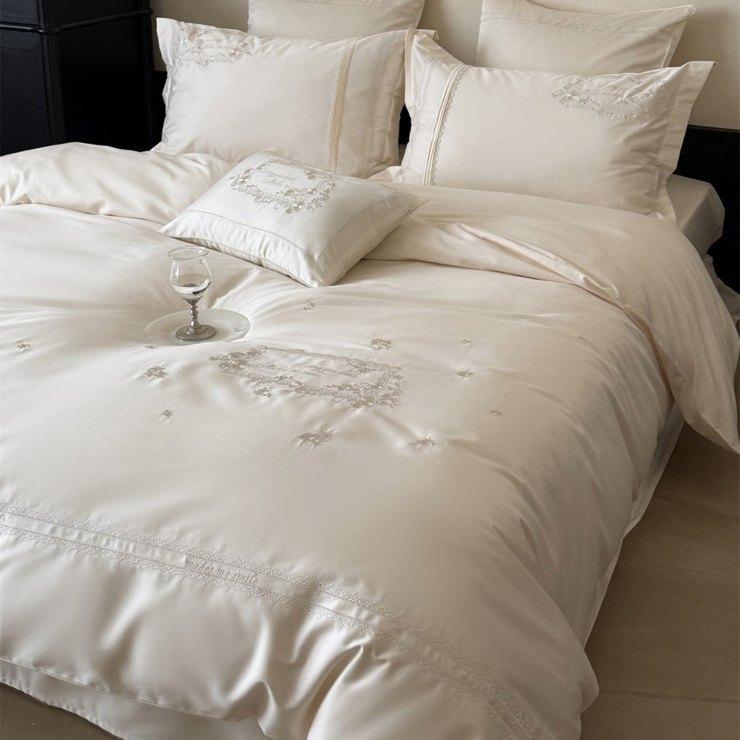 Luxuriöses Satin-Feel gesticktes florales Bettbezugset mit dekorativen Kissenbezügen