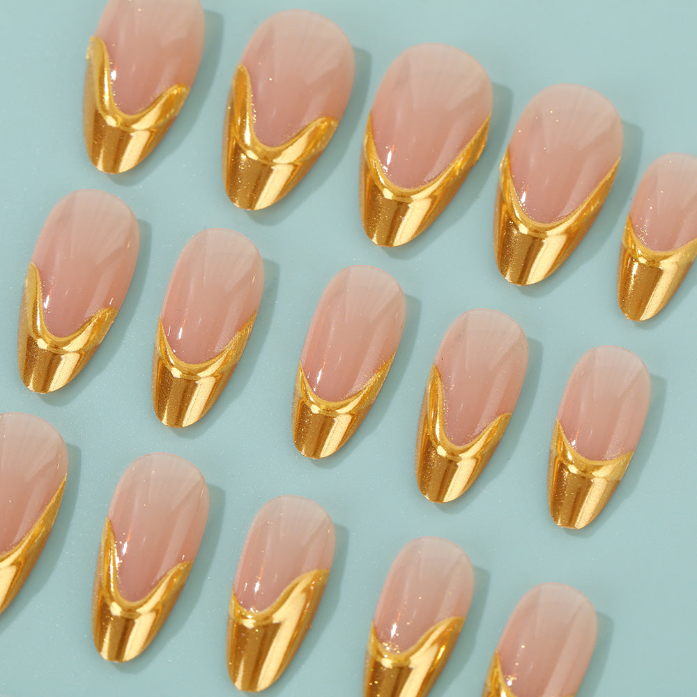Kunstnägel mit elegantem Goldakzent Karnz