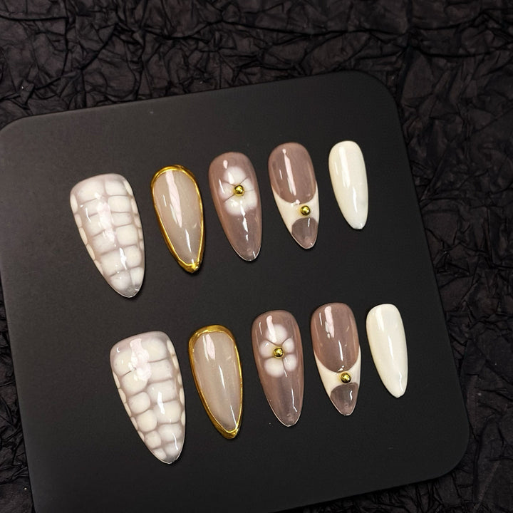 Künstlerisches Press-On-Nagelset mit goldenen Akzenten