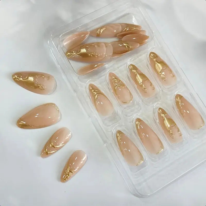 Elegante Stiletto-Nagelverzierungen mit goldenen Akzentdetails Karnz