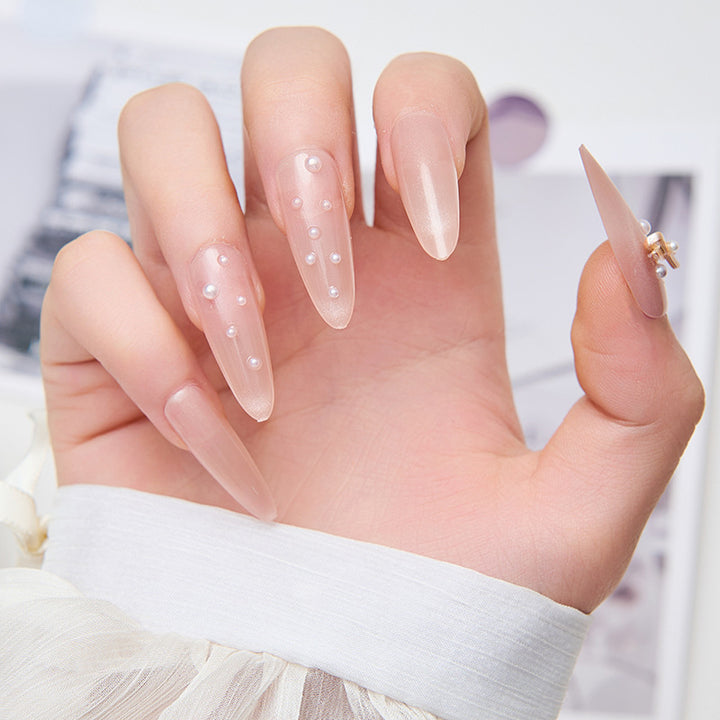 Elegante künstliche Nagelspitzen mit Perlendetails Karnz