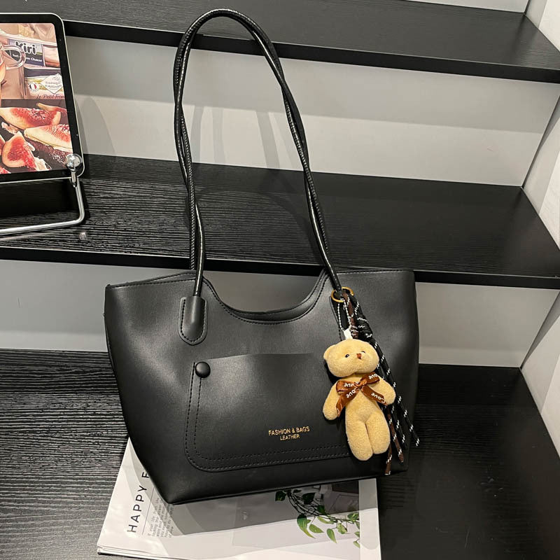 Elegante Tote Handtasche mit Plüsch-Schlüsselanhänger