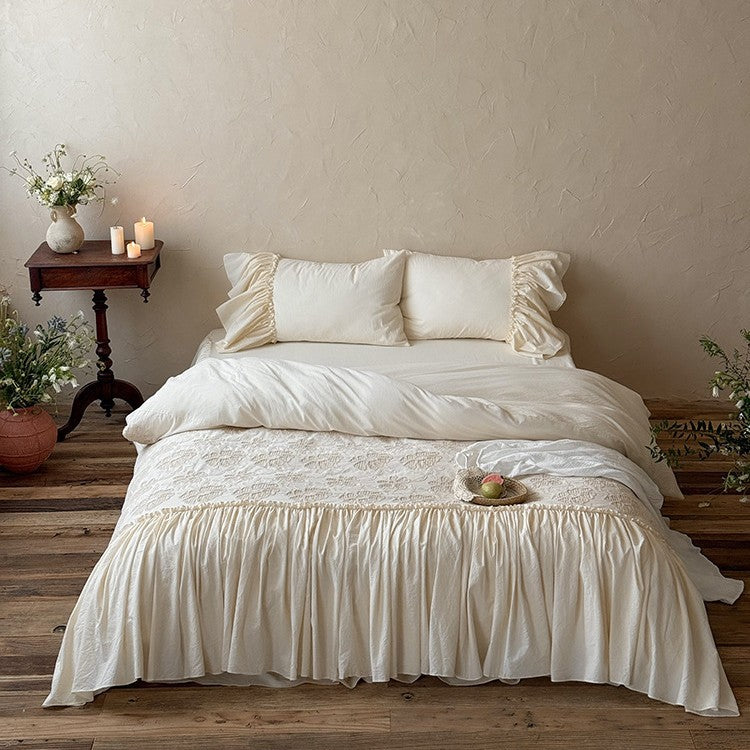 Vintage-inspirierter Bettrock und Tagesdecke mit weitem Volant und zarter Stickerei