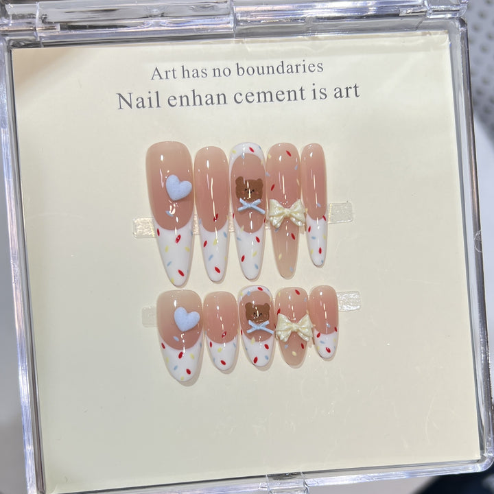 Dekorativer Stiletto Press-On Nagelkunstset mit süßen Charakterakzenten Karnz