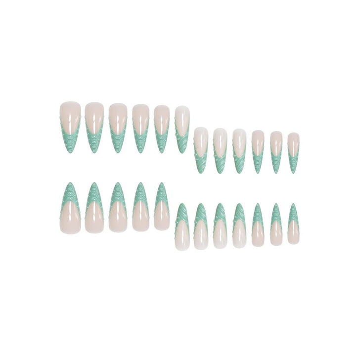 Künstlerisches Stiletto Press-On Nageldesign mit 3D Muschelakzenten Karnz