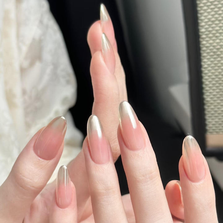 Exquisite Nagelverlängerungen mit elegantem Farbverlauf und glänzenden Spitzen Karnz