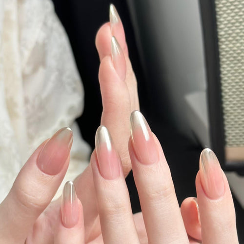 Exquisite Nagelverlängerungen mit elegantem Farbverlauf und glänzenden Spitzen Karnz