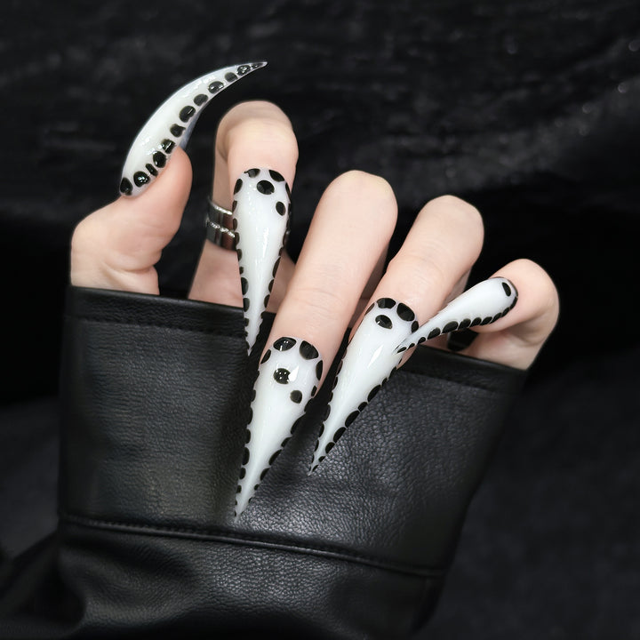 Elegante Stiletto Press-On Nägel mit gepunktetem Design
