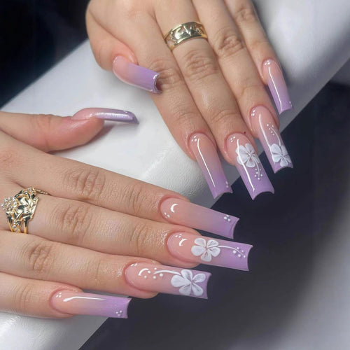 Dekoratives Floral Acryl Nageldesign Karnz