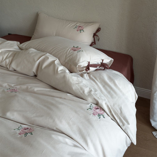 Bestickte Bettwäsche-Garnitur aus Baumwollsatin mit Rosenmotiv und Schleifen-Kissenbezügen