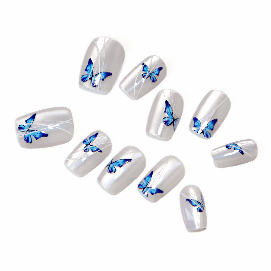Kreative Nagelverlängerungen mit filigranem Schmetterlingsdesign Karnz