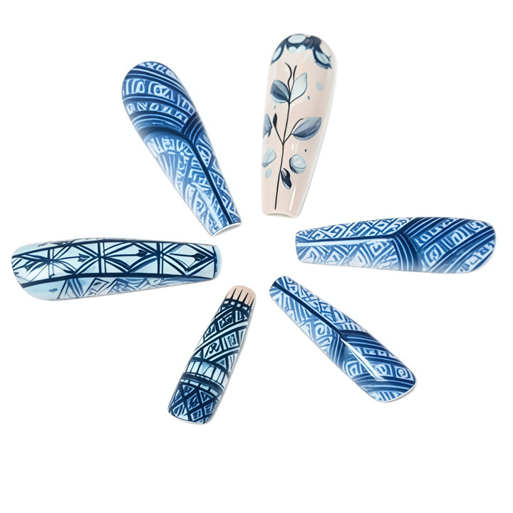 Kunstnägel mit floralem und geometrischem Design Karnz