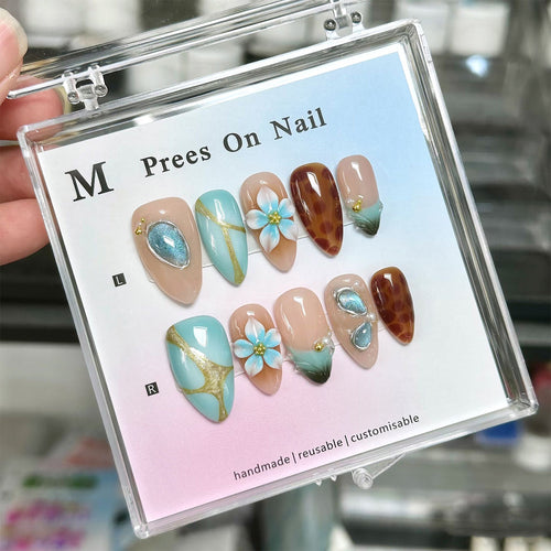 Künstlerisches Press-On Nail Art Set mit floralen und geometrischen Merkmalen