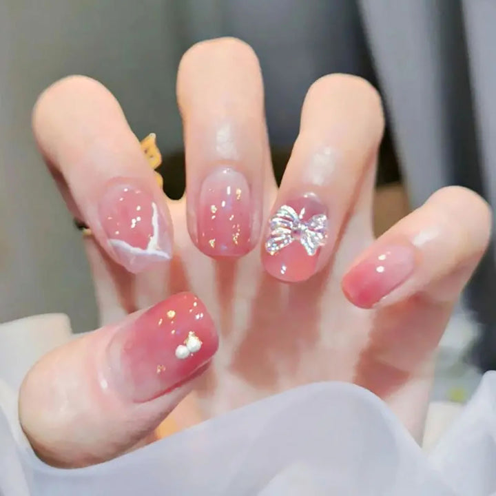 Dekorative Nagelkunst mit Schleifendetails