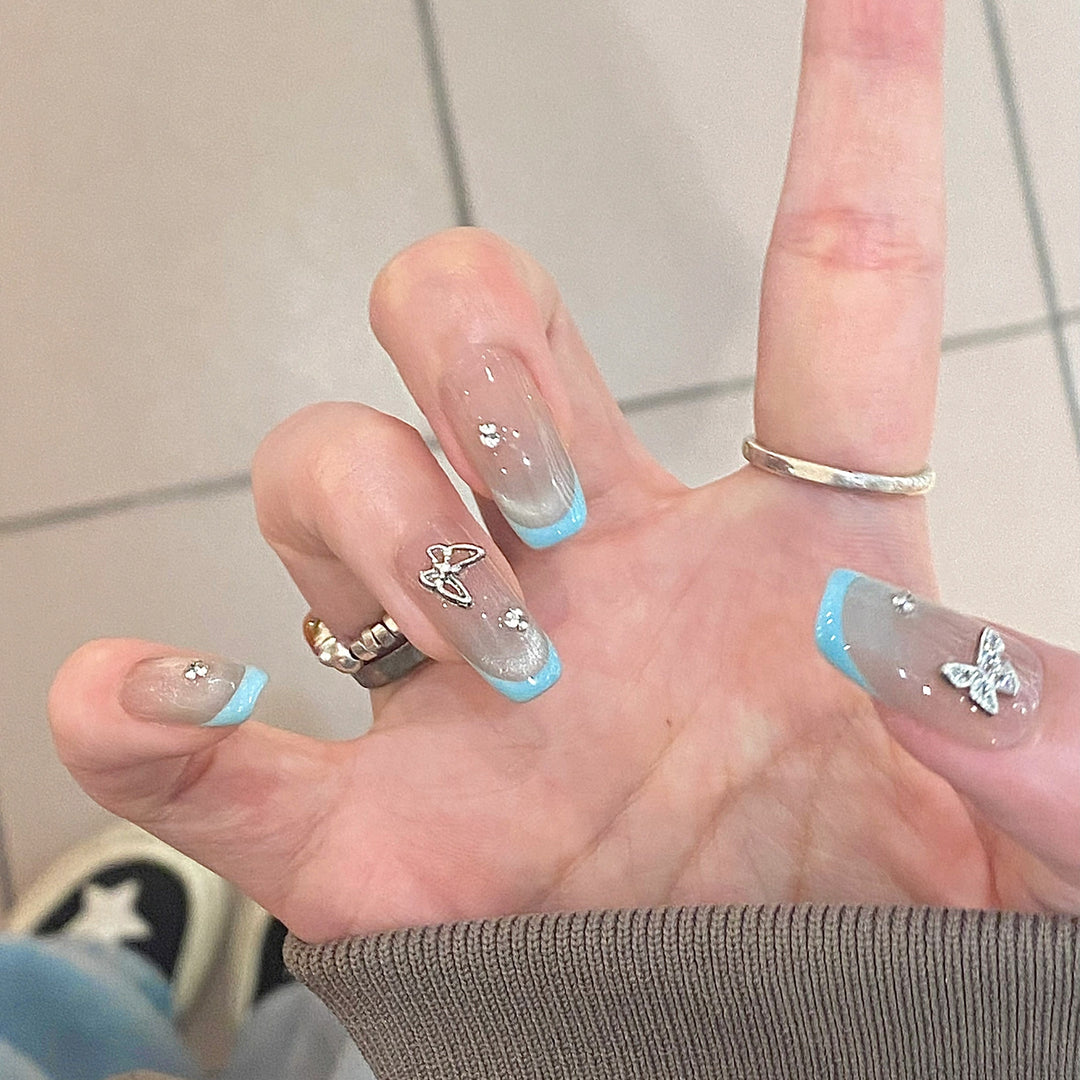 Künstliche Nailart mit modernen Akzenten Karnz