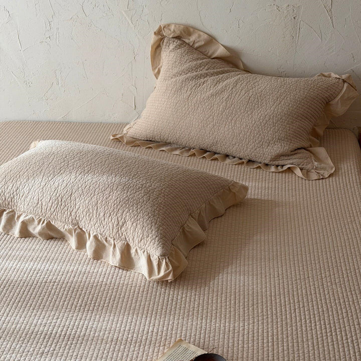 Gestepptes Baumwoll-Tagesdecken- und Kopfkissenset mit Volantrand