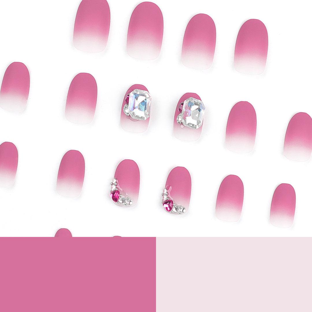Kreative Nagelkunst mit edlen Strass-Akzenten Karnz