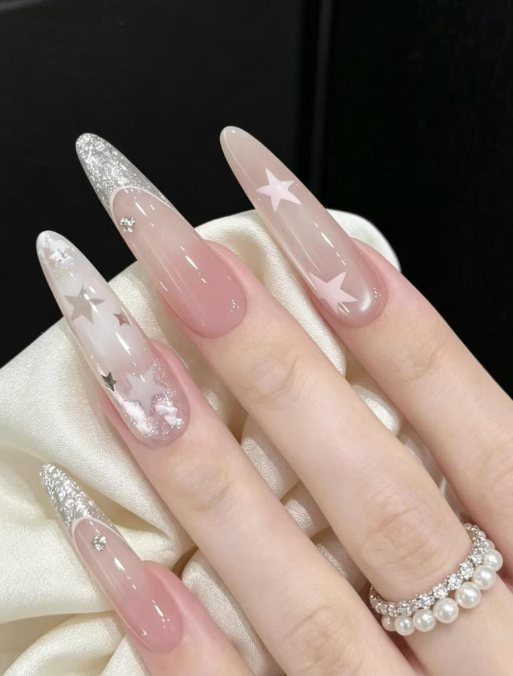 Stiletto-Nagelverlängerungen mit Glitzer und Sternakzenten
