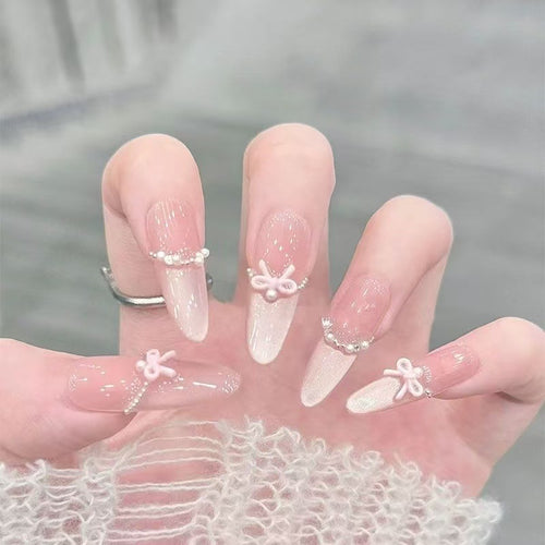 Elegante Stiletto Nagel Kunst Tipps mit Perlenakzenten