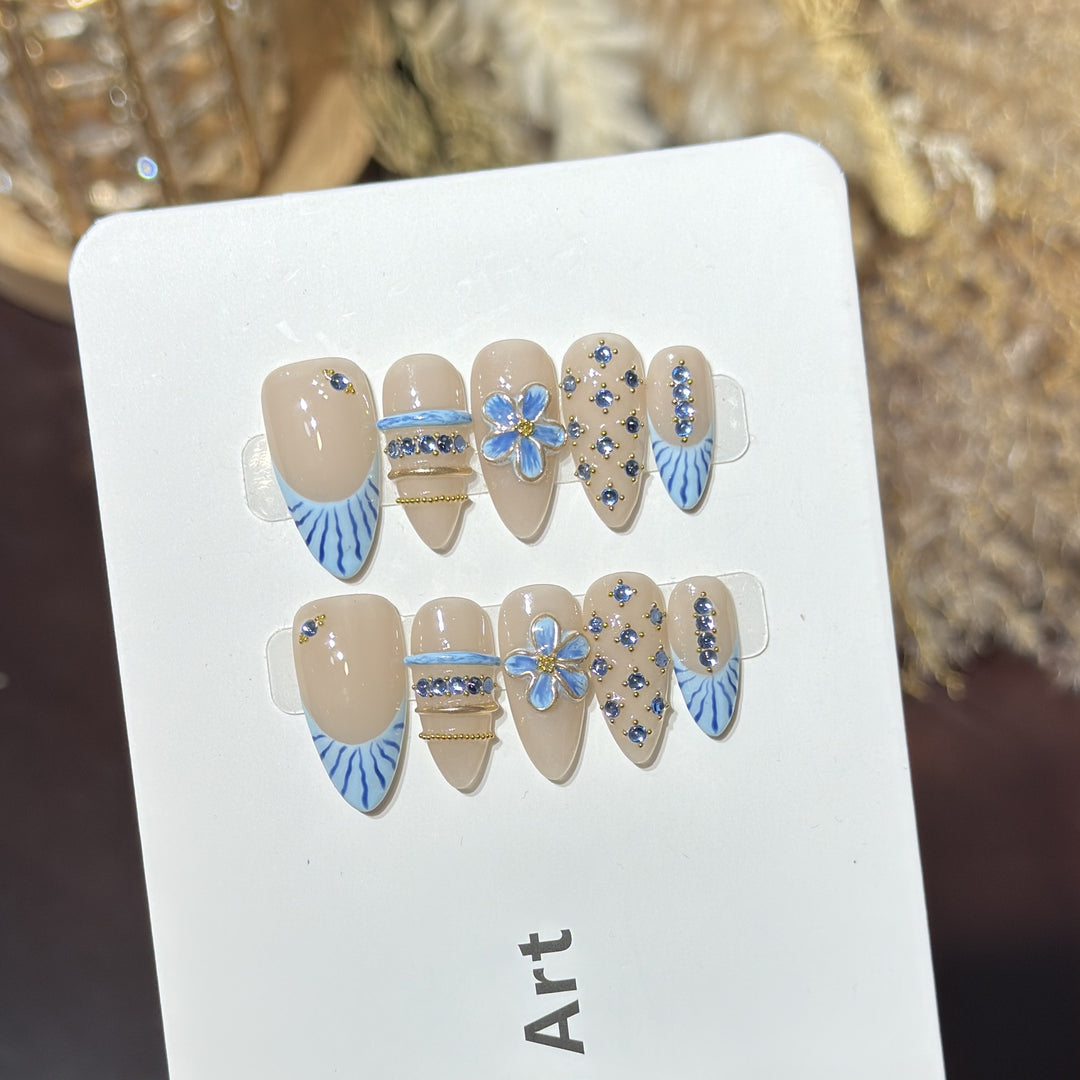 Dekoratives Nagelkunst-Set mit floralem und gemstone Akzent Karnz