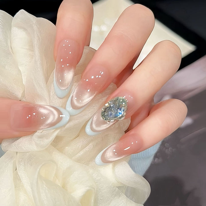 Kunstnägel mit Glamourösen Akzenten Karnz