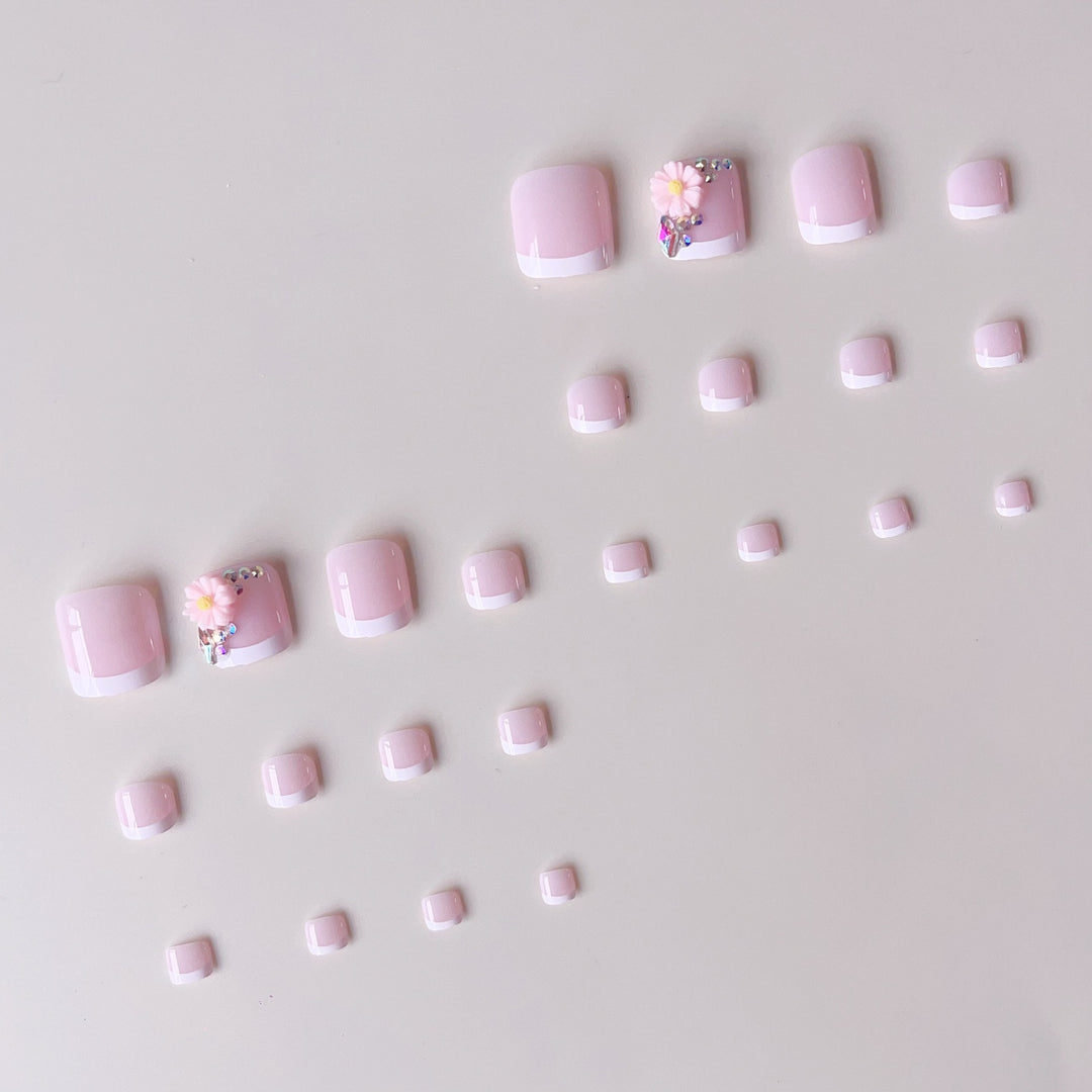 Fußnageldesign mit floralen Akzenten Karnz
