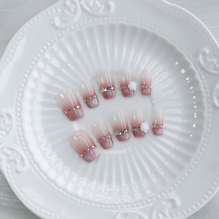 Dekoratives Press-On Nagelkunst-Set mit eleganten floralen Akzenten