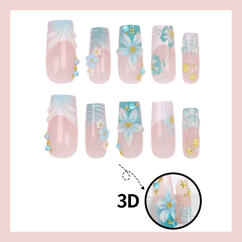 Kunstnagelset mit eleganten blumigen Verzierungen und Glitzerakzenten Karnz