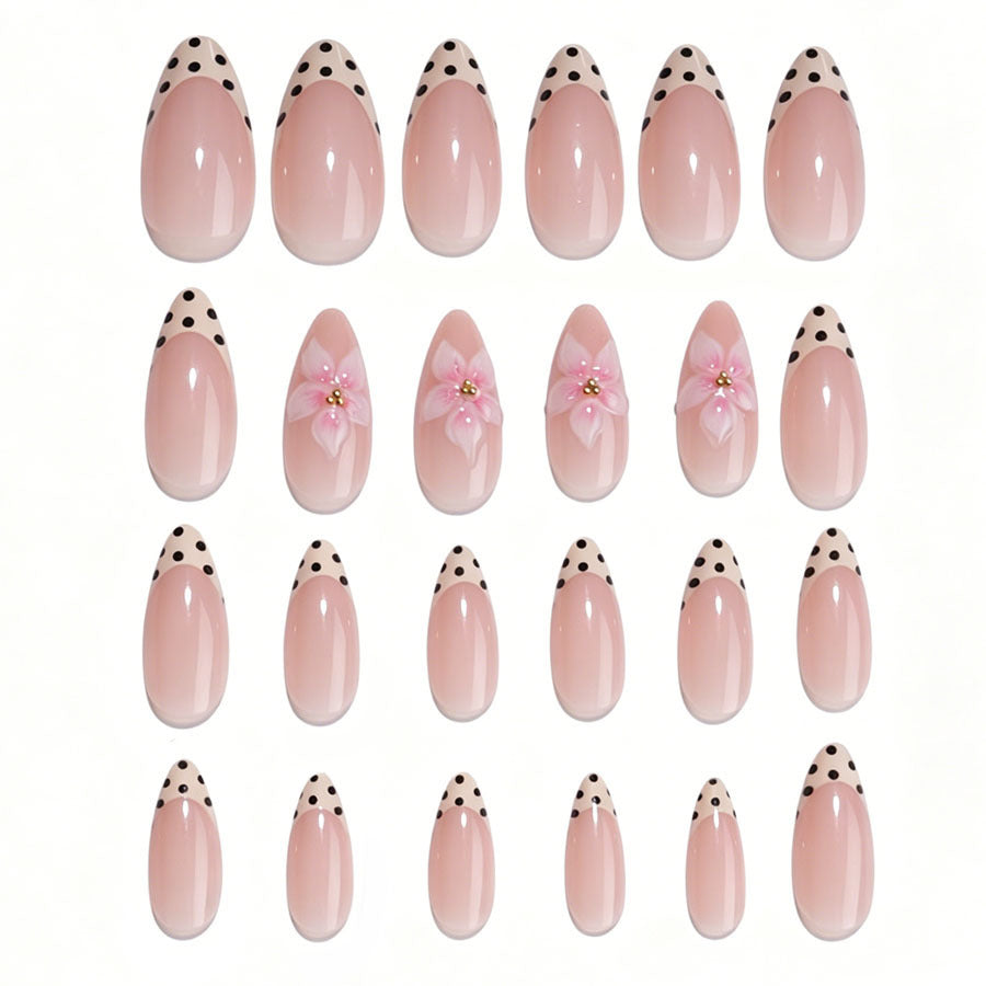 Kunstnagelset mit floralen Akzenten und Punkten Karnz