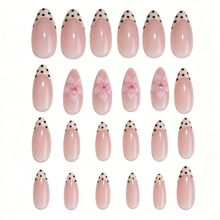 Kunstnagelset mit floralen Akzenten und Punkten Karnz