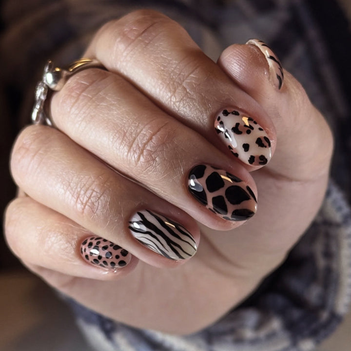 Künstliche Nagelkunst mit verspielten Punkten und Schleifen Karnz