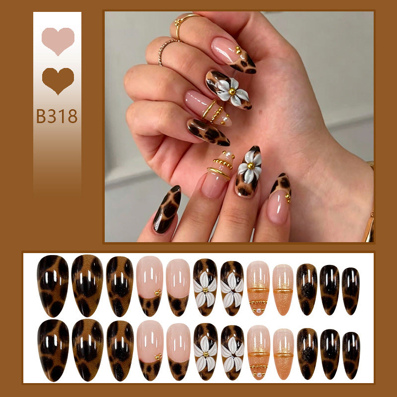 Kunstnagelset mit elegantem Tiermuster und floralen Applikationen Karnz