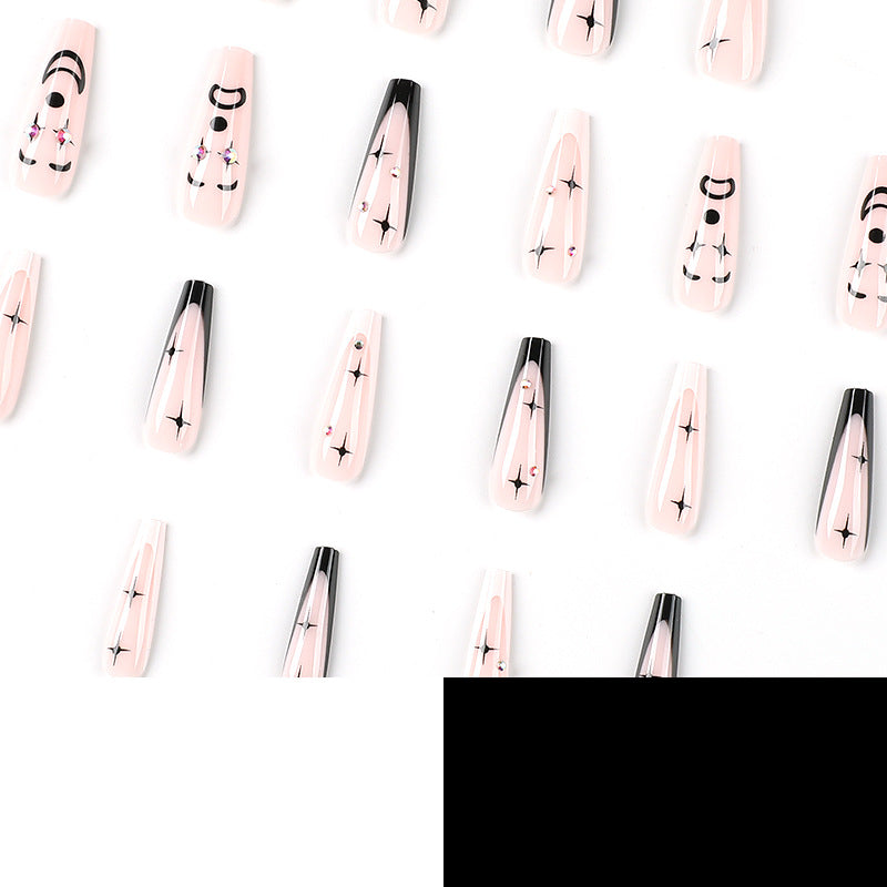 Nagelkunst mit Herz- und Lippenmotiven Karnz