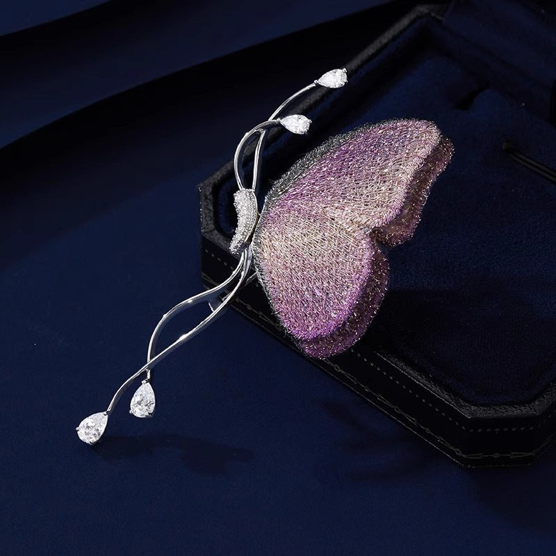 Exquisite Schmetterlingsbrosche mit Funkelnden Kristallen Karnz