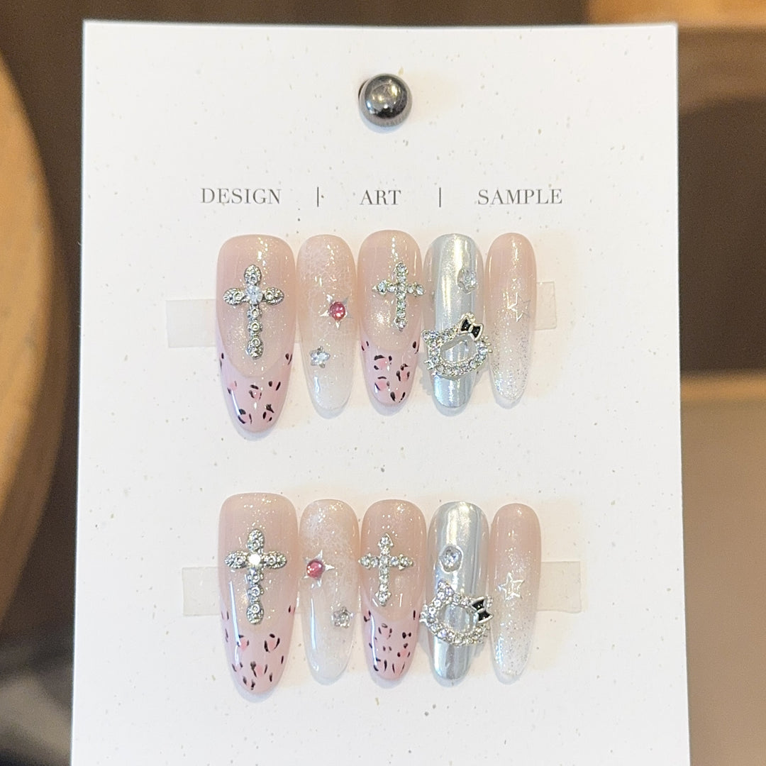 Kunstnägel mit Funkelnden Strass- und Kreuzmotiven Karnz