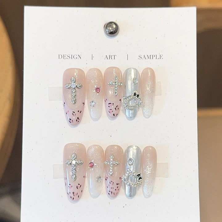 Kunstnägel mit Funkelnden Strass- und Kreuzmotiven Karnz