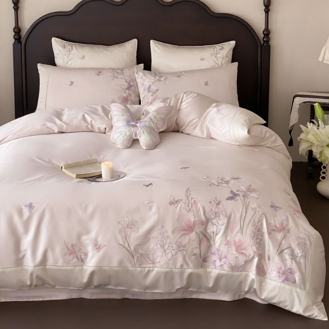 Luxuriöses Satin-Bettwäsche-Set mit floraler Stickerei und Schmetterlings-Applikation