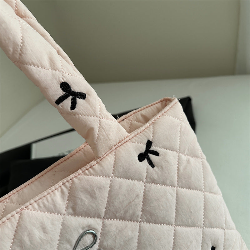 Gestepptes Dekoratives Bogen Handtasche