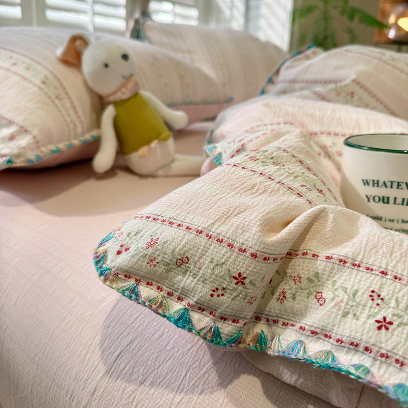 Gepatchtes Blumenstreifen-Bettüberwurf-Set mit handgehäkeltem Rand