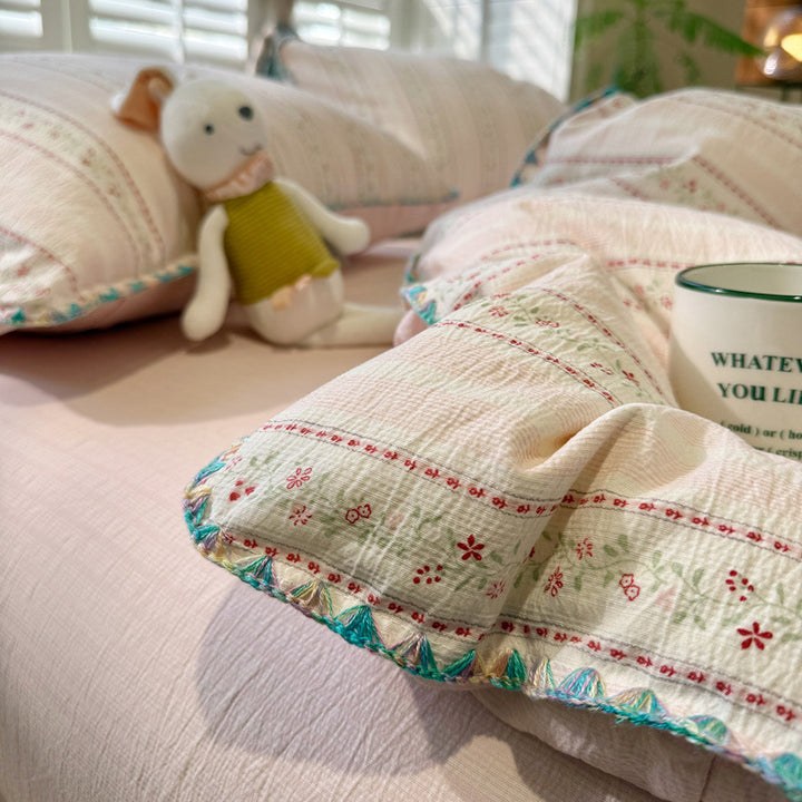Gepatchtes Blumenstreifen-Bettüberwurf-Set mit handgehäkeltem Rand